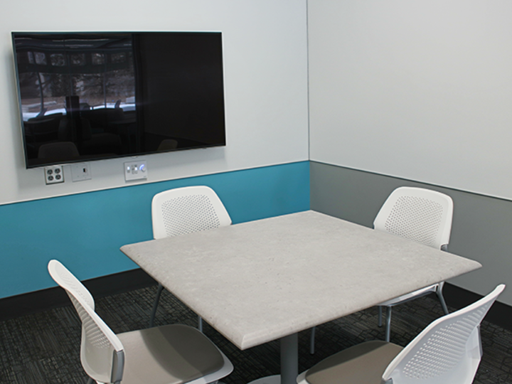 Photo of small study room 104 in Adele Hall Learning Commons