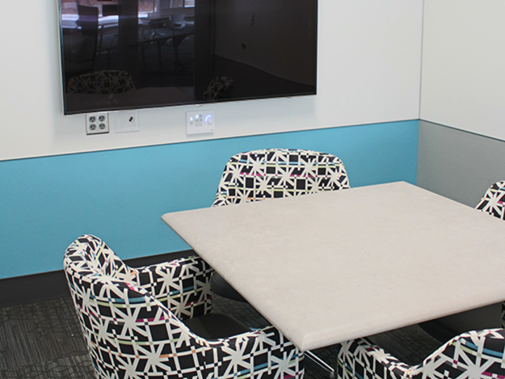 Photo of small study room 107 in Adele Hall Learning Commons