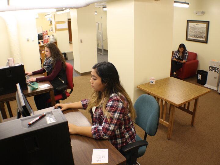 Photo of geology computer stations in the Geology Library